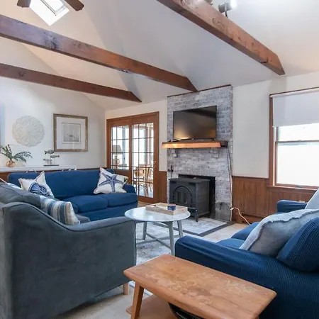Classic Home Close To Ponds Dog Welcome